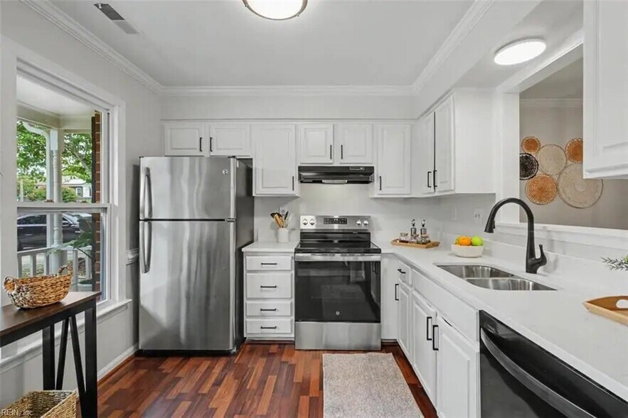 Building Photo - 2423 Rennie Dr