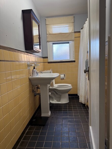 Building Photo - 2420 Simpson Ave