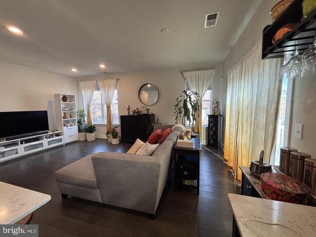 Building Photo - 983 Skylar Ct.