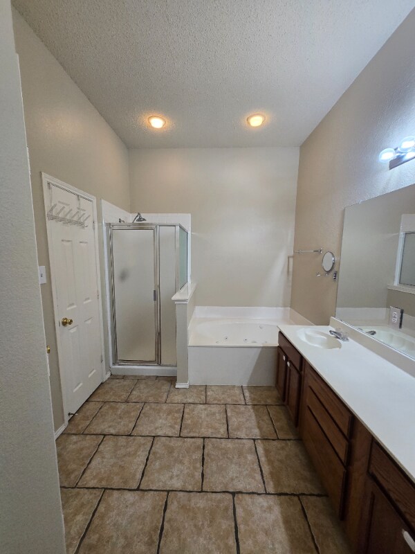 Building Photo - 2820 Golden Meadow Ave