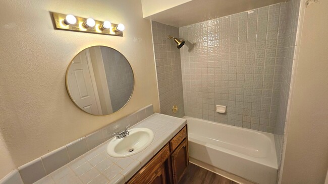 Building Photo - Beautifully Updated 3 Bedroom, 2 Bathroom Home in a Quiet Cul-de-Sac!