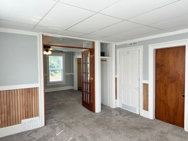 Building Photo - 326 Railroad St