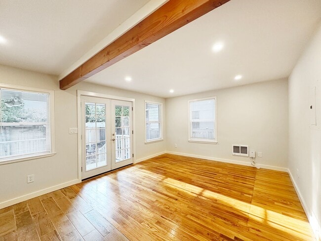 Building Photo - 1Bd/1Ba Seattle Duplex