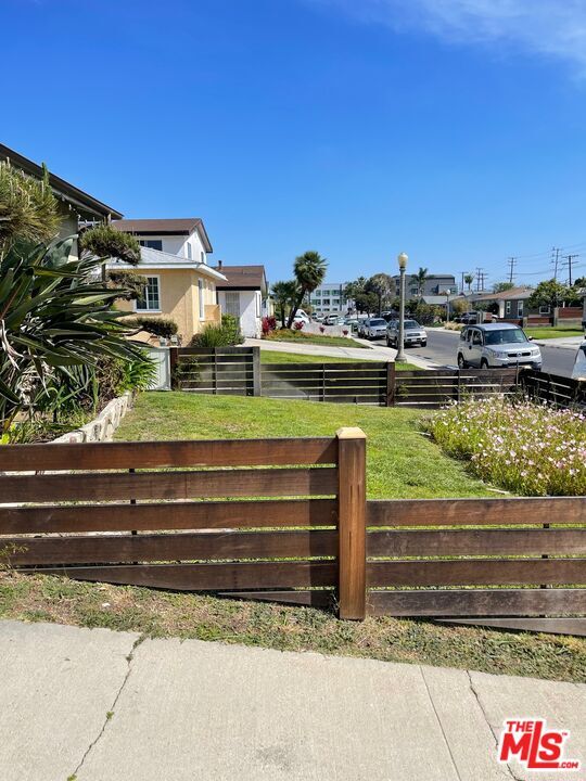 Building Photo - 8503 Lilienthal Ave