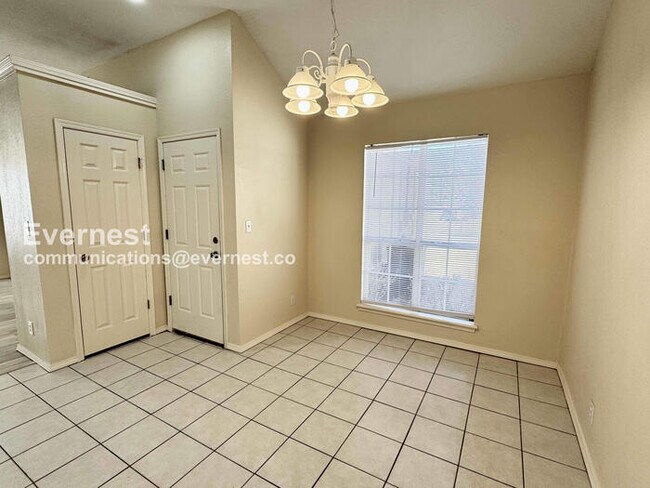 Building Photo - 3 Bed, 2 Bath Townhome with Attached Garage / Pet-Friendly / Available Now!