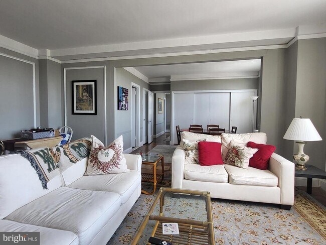 Building Photo - 2031 Locust St