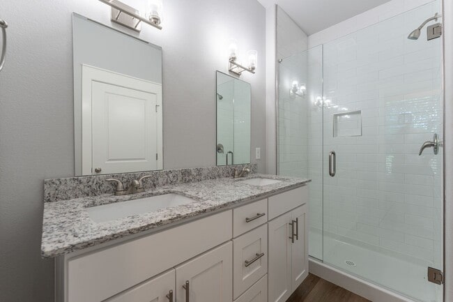 Building Photo - New 3 BR/3.5 BA home in Willow Bend