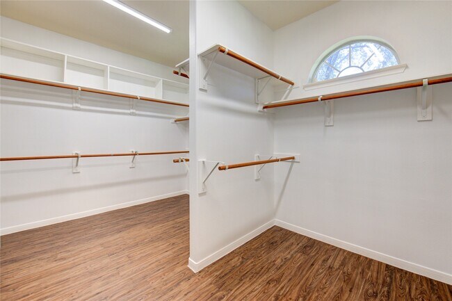 Building Photo - 7323 Sunset Bend Ln