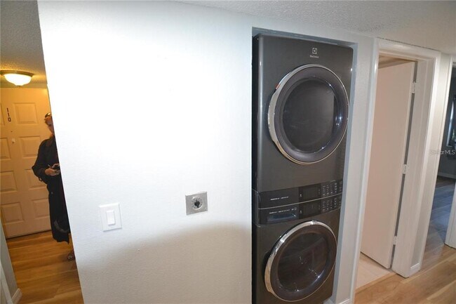Building Photo - 3399 Mermoor Dr