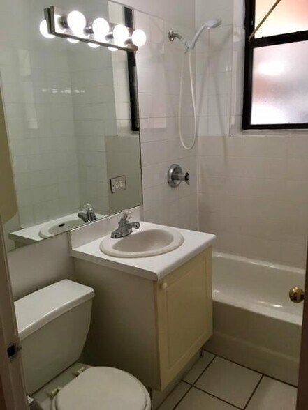 Building Photo - 917 W Dakin St