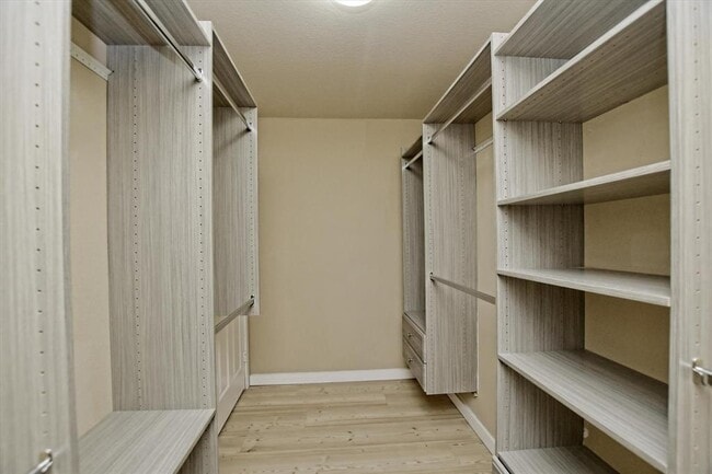 Building Photo - 537 MacKenzie Way