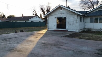 Building Photo - Large 3 br near YVCC