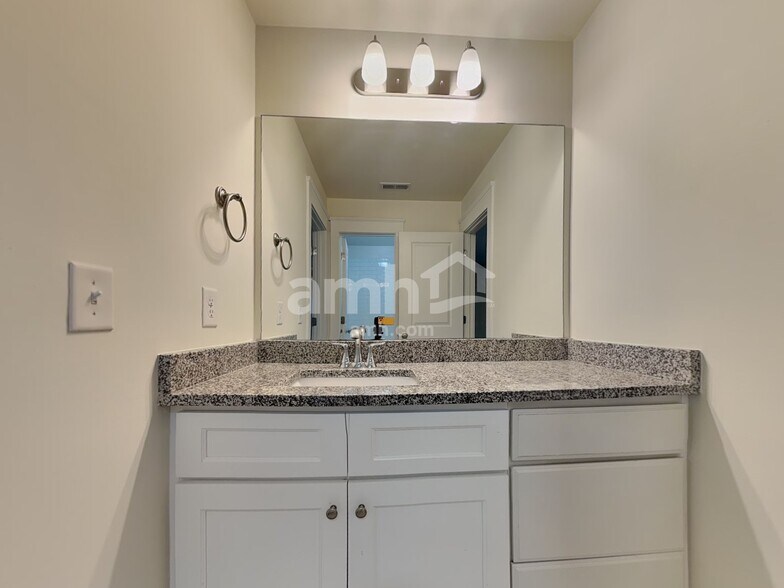 Building Photo - 1076 Adams Haven Bend