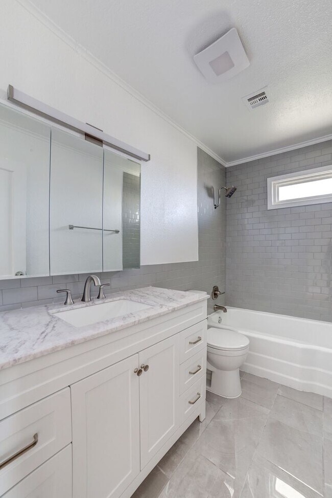 Building Photo - Recently Updated 3 Bed 1 Bath Rental Home