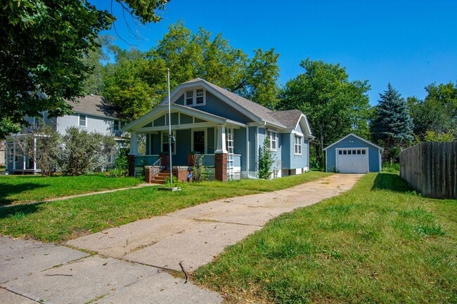 Building Photo - 3 Bedroom / 1 Bath Home with Washer/Dryer ...