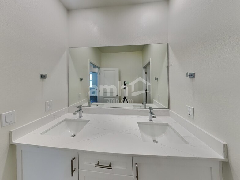 Building Photo - 493 Silverbell Fls Pl