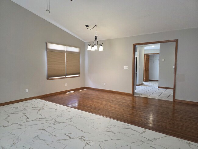 Building Photo - 2802 Cronin Dr
