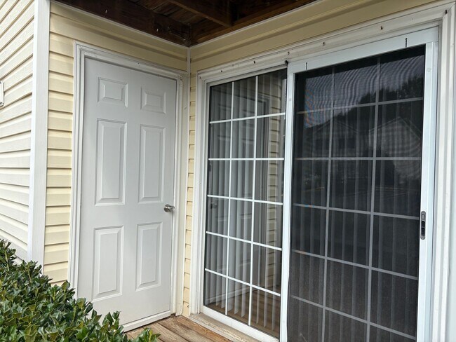 Building Photo - 2 Bedroom,1 Bathroom Condo in Greensboro!