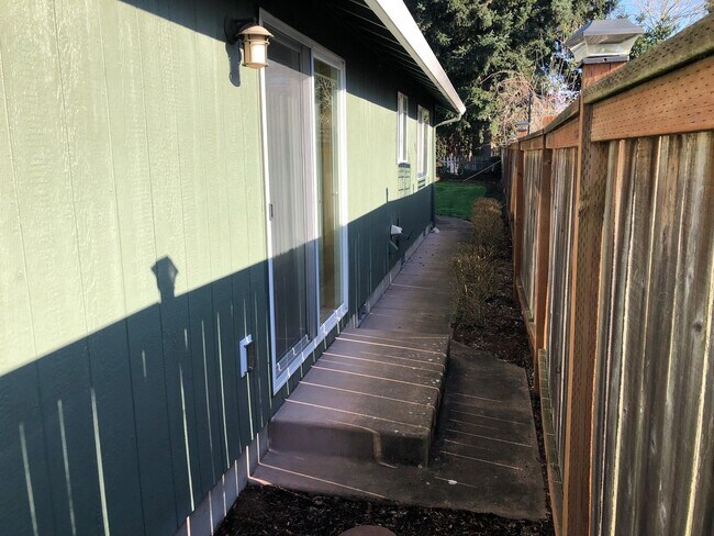 Building Photo - Updated 3 bedroom 2 bath house in Eugene!