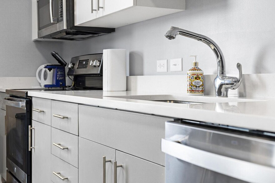 Building Photo - 95 Broadway-SI ID1240398P