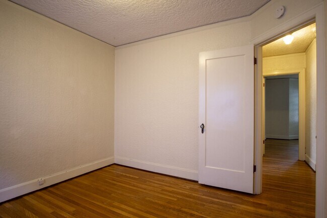 Building Photo - LOOK & LEASE! Stunning 1930s Townhouse in ...