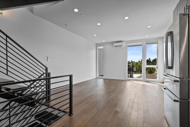 Building Photo - Stunning Columbia City Townhome w/ Views and AC (1st Month Free)