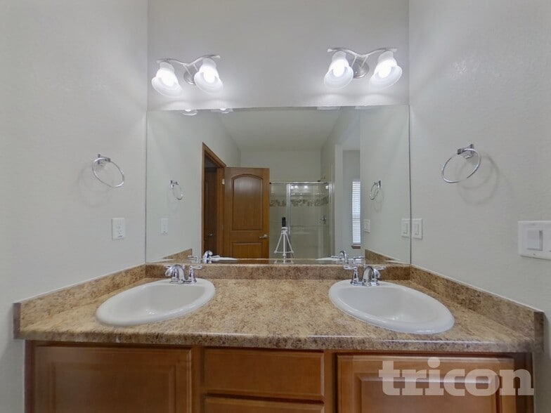 Building Photo - 6313 N Genoa Way