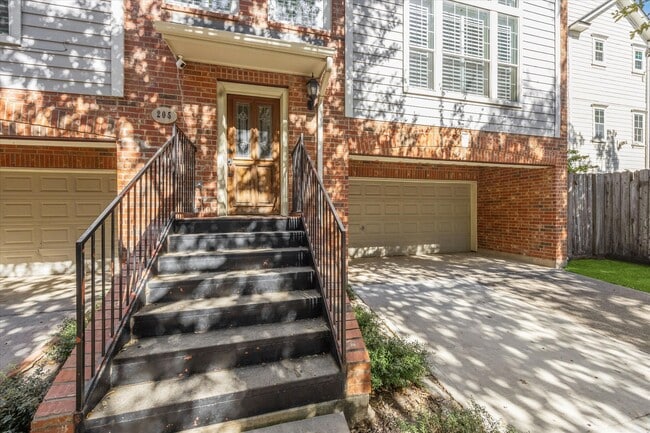 Building Photo - 205 Dennis St