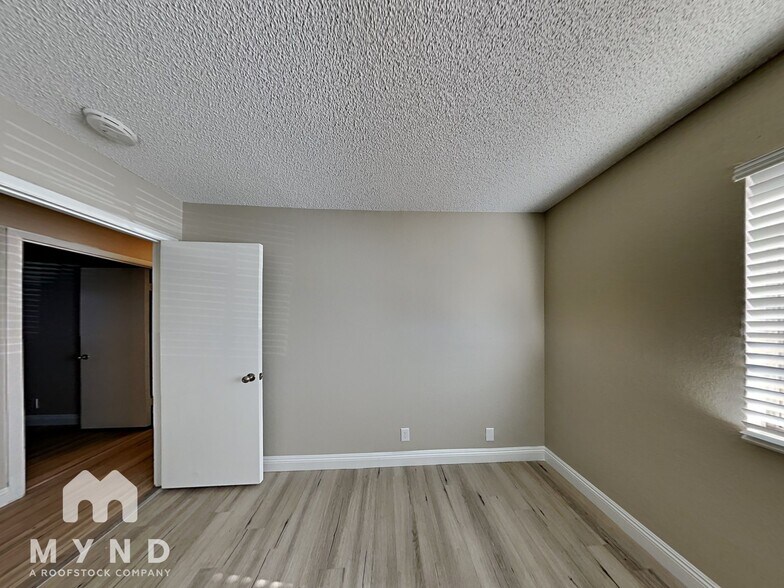 Building Photo - 433 Longtree Ave
