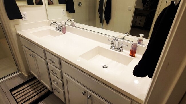 Building Photo - Like new 4-bedroom with Teen suite & Commu...