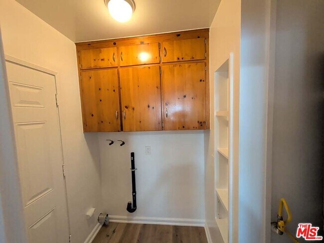 Building Photo - 7758 N Glenoaks Blvd