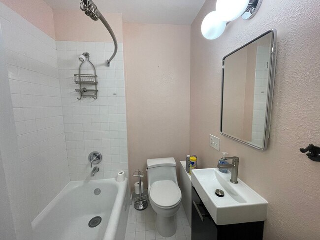 Building Photo - Queens Court Large Charming 1 Bedroom Available Now! Highly Desirable Queen Anne Location