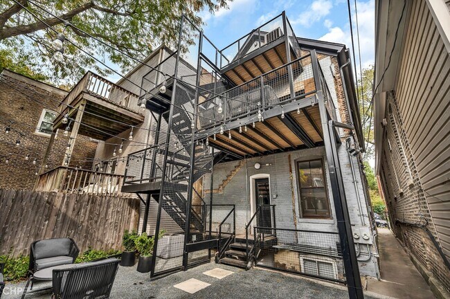 Building Photo - 2014 N Oakley Ave