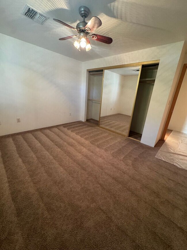 Building Photo - 2 bedroom 2 bath duplex for rent in Grants  Pass