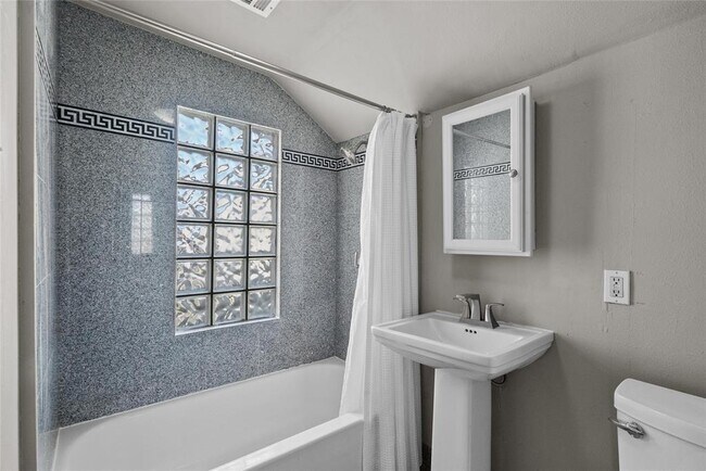 Building Photo - 912 32nd St