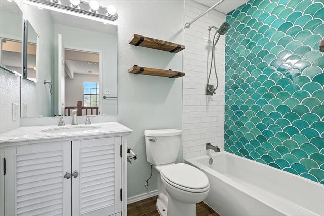 Building Photo - 990 Acorn Dr