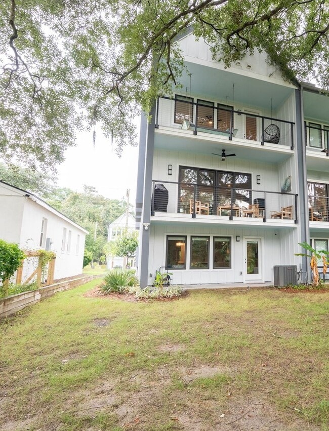 Building Photo - Elevated Lowcountry House!
