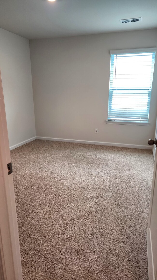 Building Photo - 560 Country Oak Dr