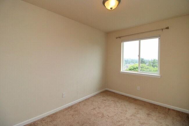 Building Photo - 3 Bedroom Luxury Townhouse in Beautiful Happy Valley
