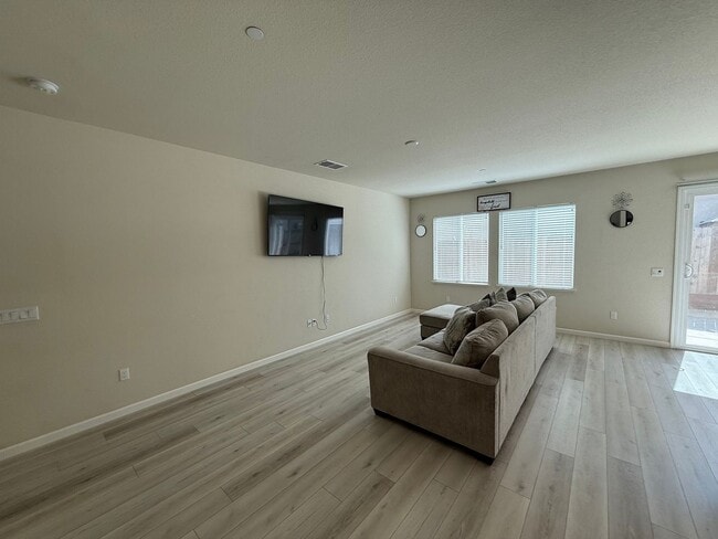 Building Photo - Two story home located in Sylvan School District!