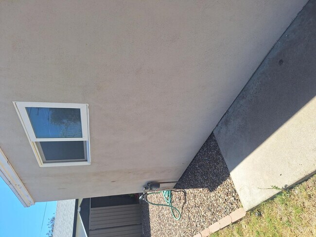 Building Photo - 1748 W Glenrosa Ave
