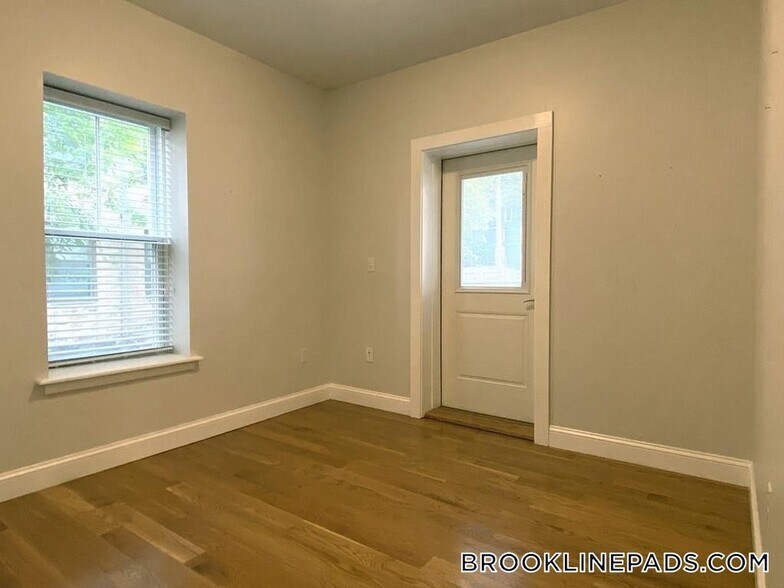 Building Photo - 52 Kent St