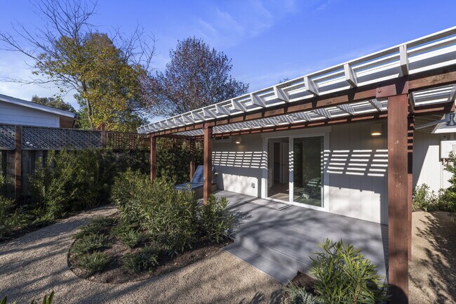 Building Photo - Three bedroom, Two bath, Single level home.