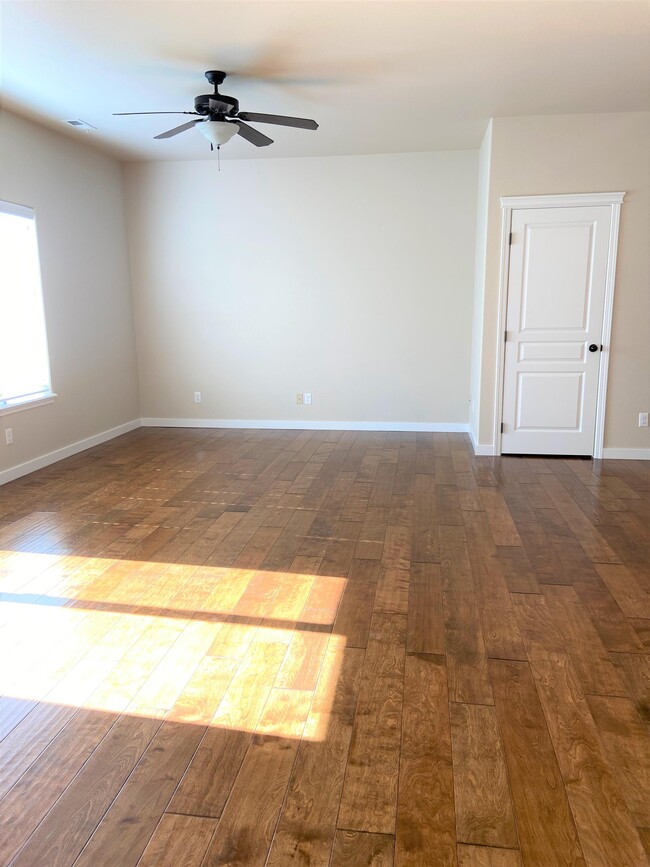 Building Photo - 677 S Pine Tree Ln