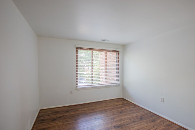 Building Photo - Lovely 2 BR/2 BA Condo in Germantown!