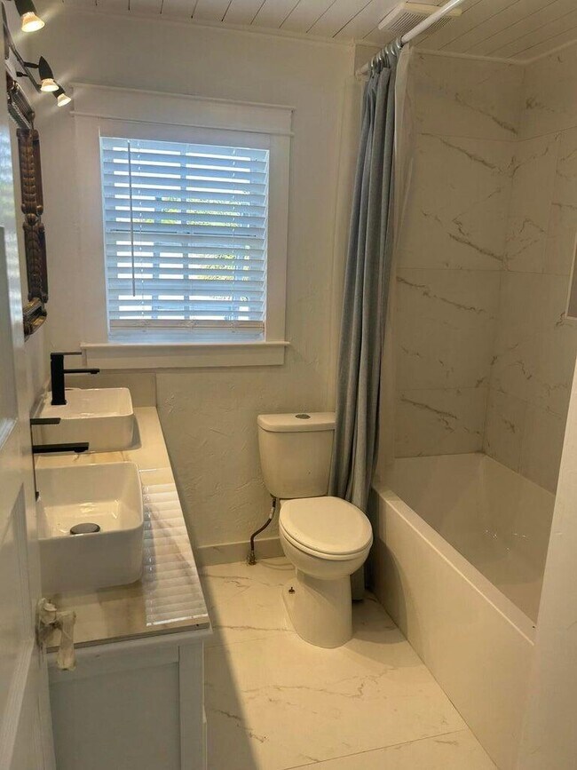 Building Photo - 820 30th St