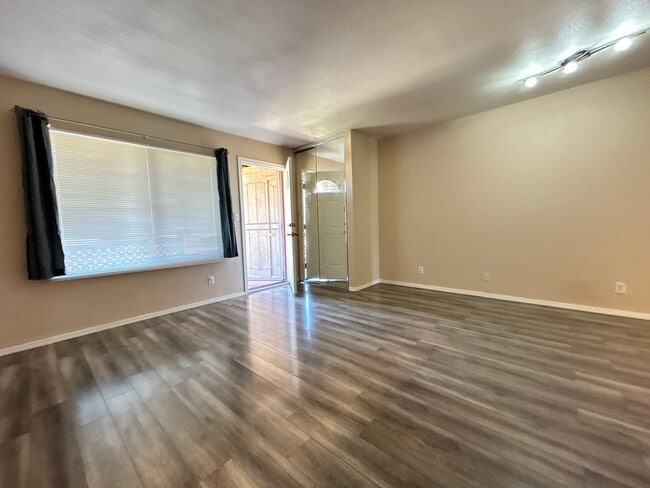 Building Photo - BEAUTIFUL CONDOMINIUM IN GATED COMMUNITY