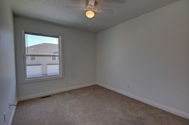 Building Photo - Gorgeous 3 Bedroom Townhome