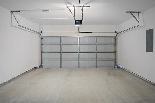 Building Photo - 9105 Southlawn Dr