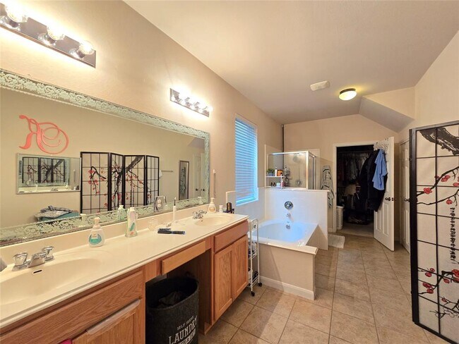 Building Photo - 204 Valona Loop